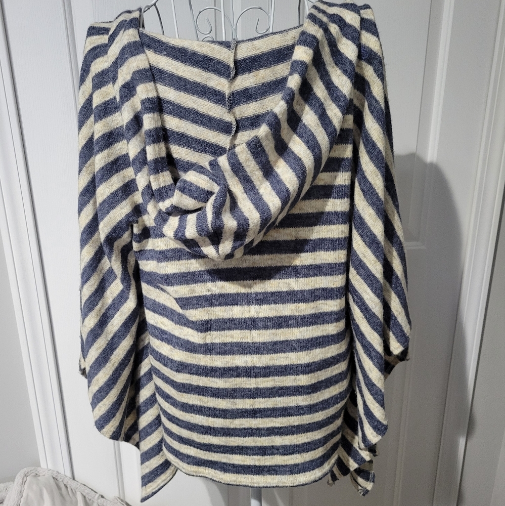 BillabongWoman’s Blue and Cream Striped Hoodie Size Medium - Picture 3 of 6